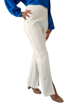 Eleganti pantaloni svasati bianchi